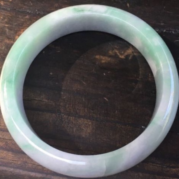 VINTAGE 14mm WIDE CELADON GREEN JADE JADEITE GEMSTONE CARVED 6" BANGLE BRACELET - Picture 4 of 7